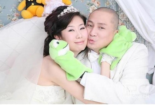 Trong một sự kiện, Thang Trấn Nghiệp đã trúng tiếng sét ái tình với cô gái trẻ người Thanh Đảo (Trung Quốc) Trâu Văn Tịnh. Tháng 5/2008, đám cưới của chàng 50 và nàng 25 đã diễn ra khá rình rang.