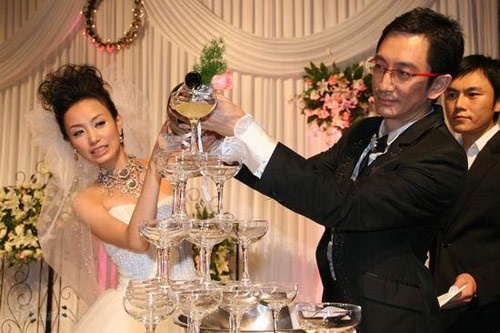 Quen nhau khi đóng chung bộ phim Hiệp y truyền kỳ (2004), sau 3 năm thử thách, người đẹp Thạch Dương Tử chấp nhận lời cầu hôn của Ngô Khải Hoa dù lớn hơn đến 21 tuổi. Tuy nhiên, cuộc hôn nhân đã tan vỡ vào năm ngoái, khiến chàng Trương Vô Kỵ TVB phiên bản 2001 phải tìm đến cờ bạc để giải sầu.