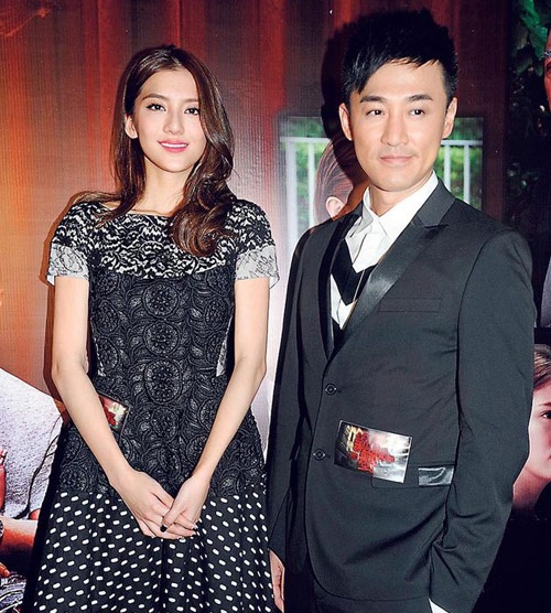 Từ khi công khai tình cảm với Lâm Phong, tên tuổi của nữ diễn viên trẻ Ngô Thiên Ngữ trở nên đình đám. Vốn là người kín tiếng chuyện tình cảm, nhưng tài tử sinh năm 1979 đã thay đổi hoàn toàn, không ngại thể hiện sự quan tâm dành cho người đẹp 9X, nhỏ hơn 14 tuổi.