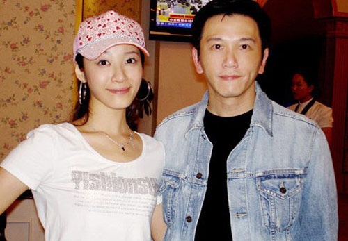 Ngỡ trái tim đã nguội lạnh sau 2 lần ly hôn, vậy mà Ôn Triệu Luân lại “chết mê chết mệt” khi gặp nữ diễn viên Trung Quốc Triệu Đình. Năm 2013, cặp đũa lệch cách nhau 20 tuổi đã sánh vai bước vào thánh đường làm lễ cưới.