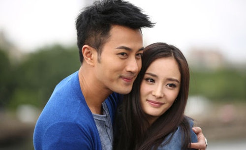 Do giữ được gương mặt thư sinh nên Lưu Khải Uy vẫn rất xứng đôi vừa lứa khi đứng bên cạnh bà xã Dương Mịch. Thực tế, chàng lớn hơn nàng đúng một con giáp.