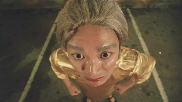 Trong bộ phim Siêu nhân biến hình, Châu Tinh Trì đóng vai chàng công tử nhà giàu vì dám tán tỉnh người tình của ông trùm nên bị nổ banh xác, duy chỉ còn lại bộ não là con sống. Nhờ một vị giáo sư tái tạo, anh trở thành siêu nhân có thể thay hình đổi dạng.