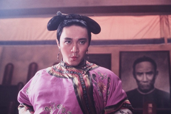 Trong Thẩm tử quan, Châu Tinh Trì tái hiện hình ảnh Tống Thế Kiệt - một trang sư nổi tiếng thời nhà Thanh. Vì chuyên giúp những người có tiền thoát tội nên mười mấy đứa con lần lượt qua đời. Để không tuyệt hậu, họ quyết định bỏ nghề, mở tửu điếm mưu sinh.