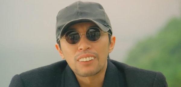 Chuyên gia bắt ma là bộ phim mang yếu tố kinh dị, rùng rợn duy nhất của Châu Tinh Trì. Vai diễn anh thể hiện là một chuyên gia bắt ma đang điều trị trong viện tâm thần, có tạo hình nhái nhân vật chính trong bộ phim Mỹ The Professional nhưng được hài hước hóa với hàm răng hô.