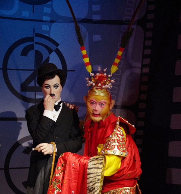 Ông đã có dịp “gặp gỡ” nhiều đồng nghiệp nổi tiếng, đặc biệt thích thú khi chụp hình bên tượng sáp của danh hài Charlie Chaplin.