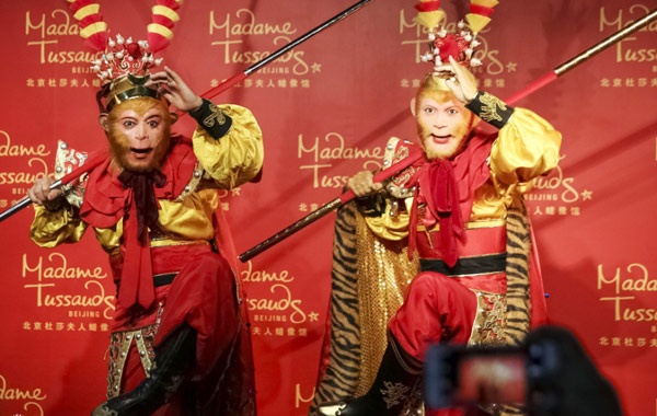 Với trang phục khi xưng Tề Thiên Đại Thánh, bức tượng thể hiện được thần thái diễn xuất của nghệ sĩ Lục Tiểu Linh Đồng.