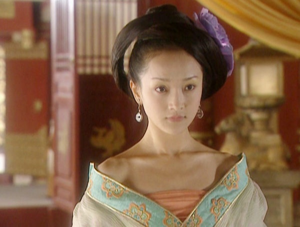 Mặc dù chỉ xuất hiện 11 tập trong 40 tập của bộ phim Thái Bình công chúa (2000) nhưng Châu Tấn tạo được dấu ấn khó phai khi đảm nhận nhân vật Thái Bình công chúa thời niên thiếu. Ngoại hình nhỏ xắn, xinh xắn của cô đã khiến đàn chị Trần Hồng trở nên mờ nhạt.