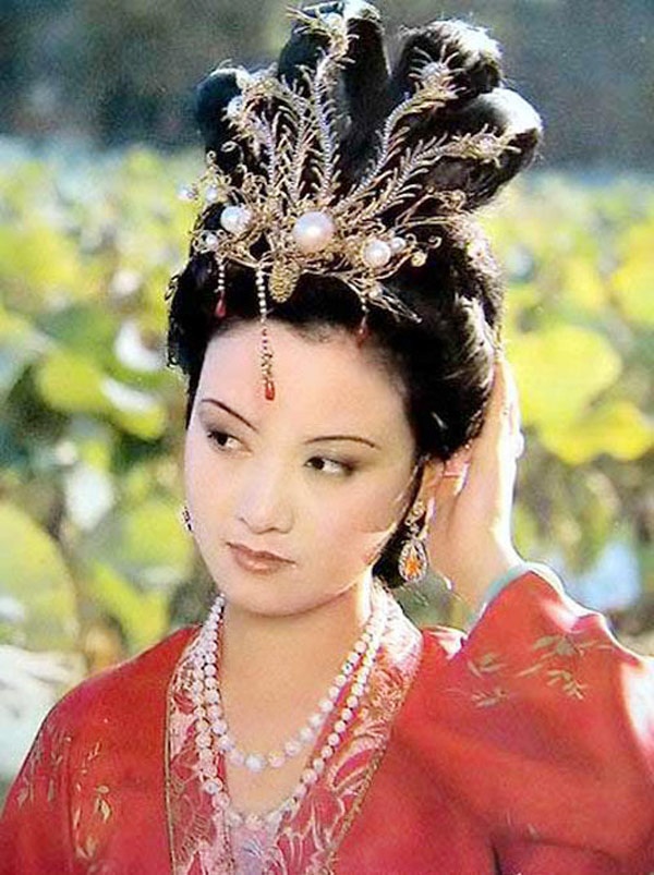 Cùng với Tây du ký 1986, Hồng lâu mộng (1987) được xem là một trong những tác phẩm kinh điển trên màn ảnh nhỏ Trung Quốc. Ở bộ phim này, Đặng Tiệp chỉ đóng vai phụ Vương Hy Phụng, song tên tuổi của cô lại đình đám hơn các bạn diễn nữ như Trần Hiểu Húc (Lâm Đại Ngọc), Trương Lị (Tiết Bảo Thoa)…