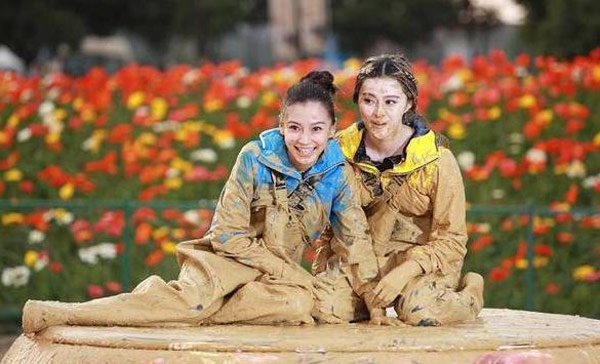 Đây không phải lần đầu tiên nàng Võ Mỵ Nương chấp nhận làm xấu mình trên truyền hình. Trong chương trình Running man phiên bản Trung Quốc mùa thứ 2, cô cùng người đẹp Angelababy xuất hiện với gương mặt đầy bùn đất.