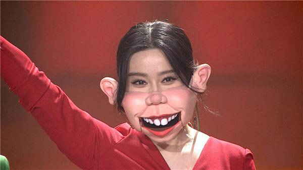 Tại đêm bán kết đầu tiên, Phạm Băng Băng đã ngẫu hứng lên sân khấu, đeo mặt nạ đầu lợn của MC Táp Bối Ninh.