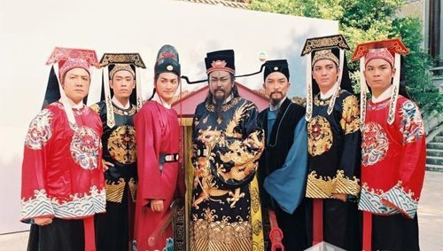 4 chàng hộ vệ của Khai Phong phủ với Vương Triều (Cao Niệm Quốc đóng), Mã Hán (Từ Kiến Ninh đóng), Trương Long (Dương Hùng đóng) và Triệu Hổ (Thiệu Trường Sinh đóng) chỉ đình đám khi Bao Thanh Thiên 1993 tạo cơn sốt. Bởi sau tác phẩm này, họ hầu như không có được vai diễn nào đáng chú ý, dần dần bỏ nghề.