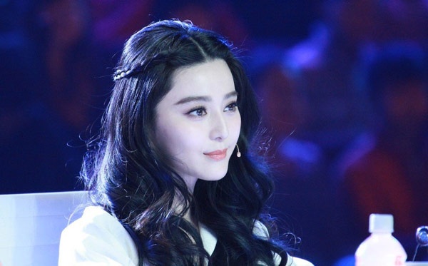 Nối gót Tiểu Yến Tử - Triệu Vy và Ngũ A Ca - Tô Hữu Bằng, cô hầu Kim Tỏa - Phạm Băng Băng nhận lời làm giám khảo chương trình truyền hình thực tế Amazing Chinese mùa thứ 2.