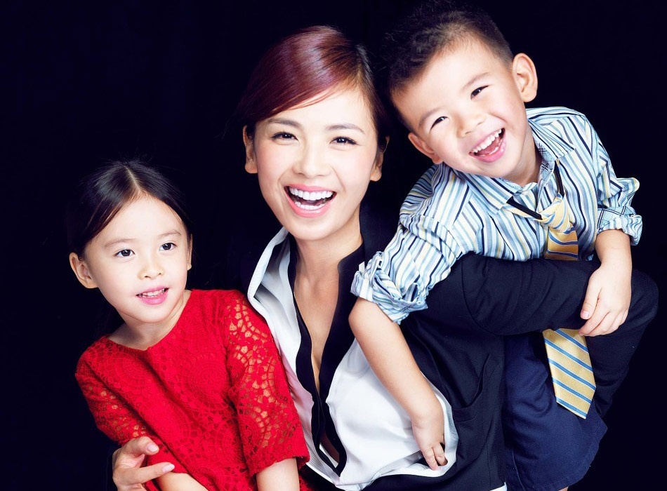 A Chau ‘Thien long bat bo 2002’ khoe con xinh hinh anh