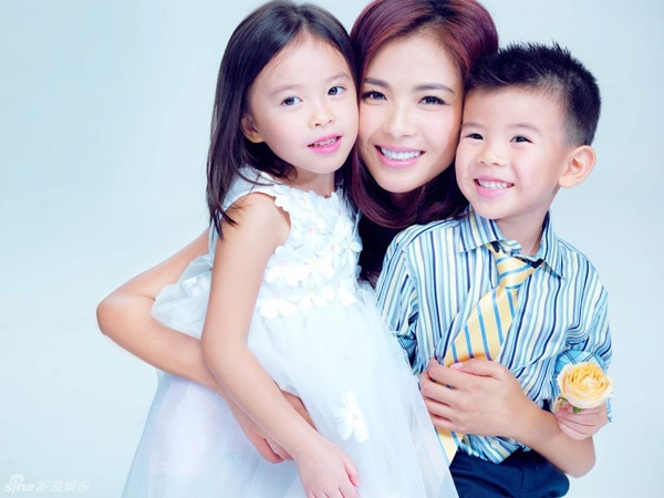 Mỹ nhân sinh năm 1978 được xem là người phụ nữ dũng cảm, mạnh mẽ nhất trong làng giải trí Đại lục. Vì quyết định kết hôn sau 20 ngày quen nhau và vì chồng là doanh nhân trẻ Vương Kha - con trai của tỷ phú Vương Thạch, một trong 4 thiếu gia nổi tiếng ở Bắc Kinh nên cô đã gánh chịu mọi điều tiếng.