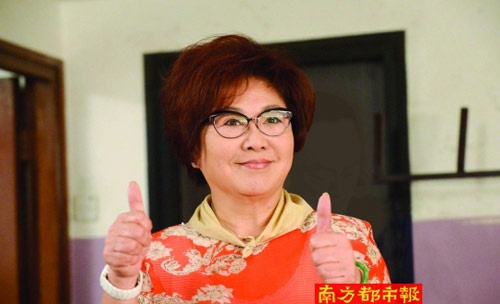 Sau khi hoàn thành bộ phim Chuyện tình sân khấu, Lý Tư Kỳ quyết định thôi không ký tiếp hợp đồng với TVB. Chia sẻ về việc ra đi, bà tâm sự: “Đã 64 tuổi rồi, thể lực không cho phép tôi làm ngày làm đêm nữa. Vì vậy, tôi muốn ra ngoài tìm xem có vai diễn nào khác mới lạ hay không, thay vì cứ loanh quanh trong căn bếp trong phim TVB”.