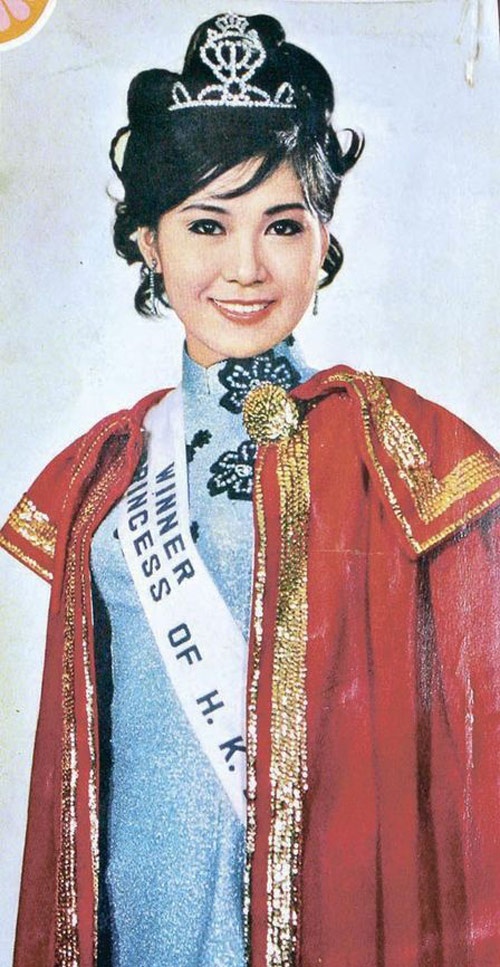 Năm 1968, với danh hiệu Công chúa Hong Kong (tiền thân của Hoa hậu Hong Kong), Lý Tư Kỳ (tên thật Cao Kinh Tuệ) đã giành được chiến vé gia nhập làng giải trí khi vừa tròn 18 tuổi.