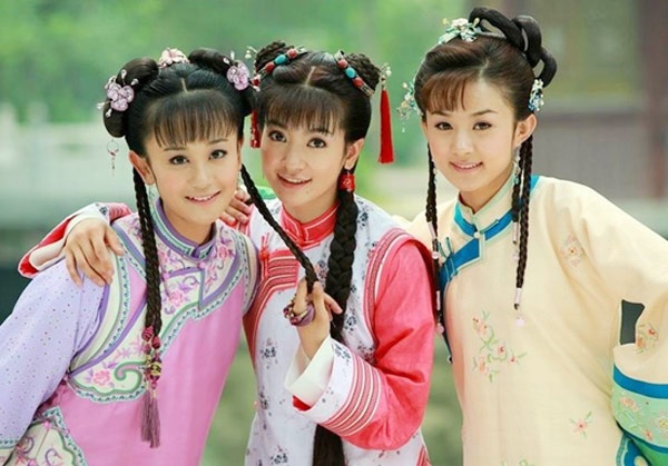 Cũng như đàn chị Phạm Băng Băng, Tôn Diệu Kỳ cũng tìm thấy cơ hội tỏa sáng qua hình ảnh nàng hầu trung thành này. Khán giả nhận xét, Kim Tỏa trong Tân Hoàn Châu cách cách còn xinh hơn cả 2 tiểu chủ Tiểu Yến Tử và Hạ Tử Vy.