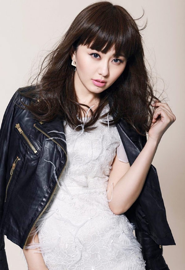 So với Lý Thạnh và Hải Lục - 2 bạn diễn nữ cùng thành danh từ Tân Hoàn Châu cách cách, sự nghiệp Tôn Diệu Kỳ phát triển thuận lợi hơn. Ngoài diễn xuất, cô còn được mời đóng quảng cáo và tham gia chụp ảnh thời trang.