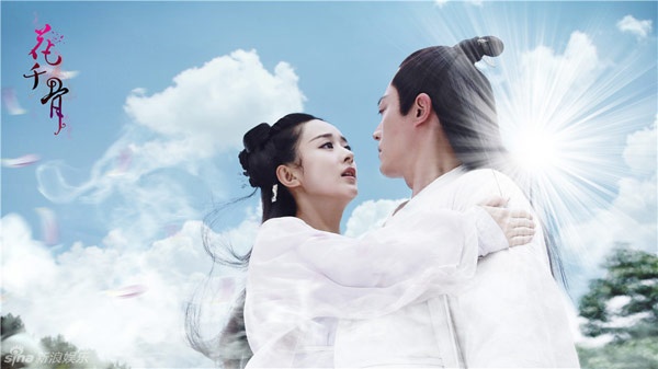 Mối tình của nàng Hoa Thiên Cốt mang dị hương trên cơ thể hấp dẫn bọn yêu ma với Bạch Tử Họa - chưởng môn Trường Lưu Thượng Tiên tái hiện qua diễn xuất của Triệu Lệ Dĩnh và Hoắc Kiến Hoa.