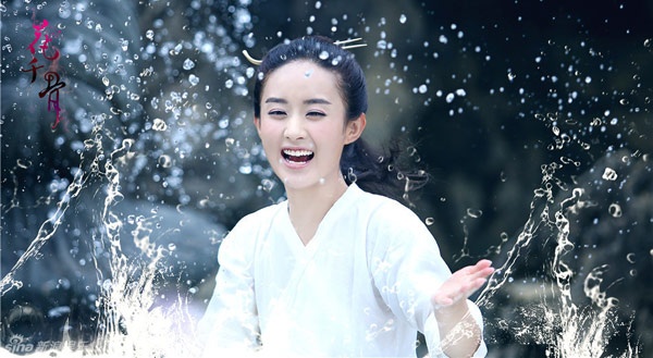 Trước khi được giao thể hiện nhân vật Hoa Thiên Cốt, mỹ nhân sinh năm 1987 rất được yêu thích qua bộ phim Sam Sam đến rồi. Ngoài ra, cô còn là Mục Niệm Từ của Thần điêu đại hiệp 2014, Hồng Lăng của Truy ngư truyền kỳ, Giang Bách Hợp của Bí mật của người vợ…