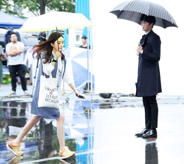 Mặc dù có một chút trở ngại về ngôn ngữ khi lần đầu tiên đóng phim Trung Quốc nhưng như Jung Il Woo cho biết: “Triệu Lệ Dĩnh cũng biết một chút tiếng Hàn nên chúng tôi có thể trao đổi với nhau, hiểu nhau nên lúc diễn khá thoải mái”. 