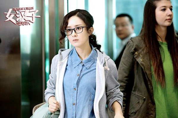 Triệu Lệ Dĩnh của Nữ hán tử không còn dịu dàng như Tình Nhi trong Tân Hoàn Châu cách cách, cũng không ngốc nghếch như Sam Sam trong Sam Sam đến rồi… Từ tính cách đến tạo hình, cô cố gắng thể hiện một cô gái “toan về già” đang ế, thẳng thắn và bảo thủ. 