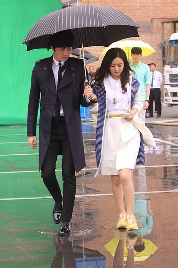 Gặp lại nhau, Trương Hàn không còn “độc chiếm” Triệu Lệ Dĩnh, mà phải tranh giành với mỹ nam đến từ xứ Hàn - Jung Il Woo. Tài tử sinh năm 1987 này rất được khán giả yêu thích qua nhiều bộ phim nổi tiếng như Gia đình là số một, Mặt trăng ômn mặt trời, Cầu vồng hoàng kim…