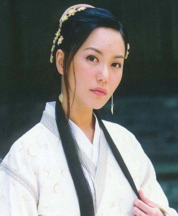 Mỹ nhân đảo quốc sư tử Quách Phi Lệ nổi tiếng khi đảm nhận vai Hân Tố Tố trong Ỷ thiên đồ long ký 2003 không phải vì nhan sắc, mà bởi một câu nói: “Phụ nữ càng xinh đẹp thì càng dễ đi lừa gạt người khác”.