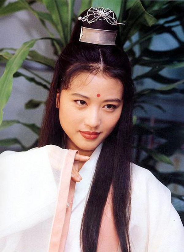 Châu Hải Mỵ được đánh giá là diễn viên tái hiện nhân vật Chu Chỉ Nhược xuất sắc nhất ở bản dựng Ỷ thiên đồ long ký 1993. Lúc đầu, cô thuyết phục người xem với hình ảnh trong sáng, thuần hậu. Đến khi gặp nhiều biến cố, lại bị chối bỏ tình yêu, Chu Chỉ Nhược trở nên lạnh lùng, trượt dài vào tà lộ.