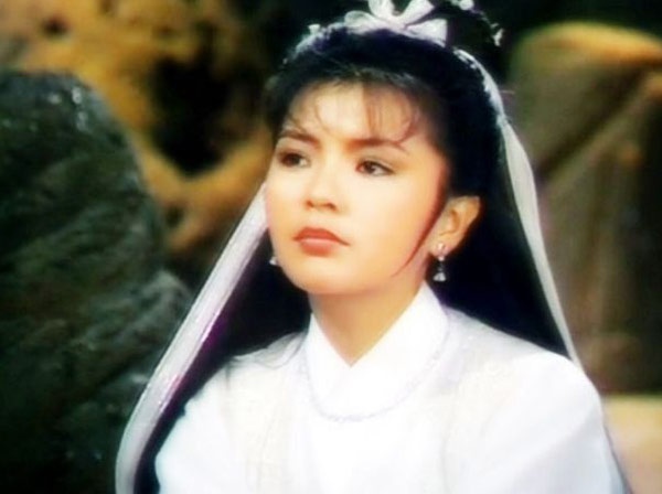 Trước khi TVB tái dựng Thần điêu đại hiệp, Tiểu Long Nữ trong bộ phim sản xuất năm 1983 được đánh giá quyến rũ, thanh khiết nhất trên màn ảnh nhỏ Hoa ngữ. Tuy nhiên, sự xuất hiện của các phiên bản Cô Cô mới - đặc biệt là Lý Nhược Đồng, đã làm lu mờ hình ảnh đã gắn liền với tên tuổi của Trần Ngọc Liên.