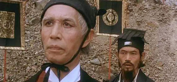 Lưu Tuân là một nghệ sĩ lão thành của sân khấu Kinh kịch, song lại được biết đến là diễn viên chuyên đảm nhận vai những viên thái giám gian xảo trên màn ảnh. Ngoài ra, ông còn tham gia khá nhiều phim ma vì có vóc dáng hơi kỳ dị cùng ánh mắt sắc lạnh.