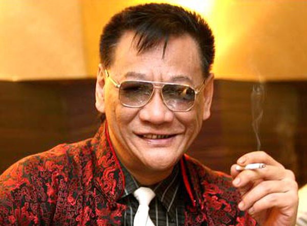 Ngay bộ phim đầu tiên Bão tố trong ngục tù (1987), Hà Gia Câu đã tạo ấn tượng mạnh với tên tù hung hăng Đại Mễ, bắt đầu sự nghiệp “chuyên trị” những nhân vật giang hồ, lưu manh. Ông được bầu chọn là một trong “Tứ đại ác ôn” trên màn ảnh xứ Cảng thơm.