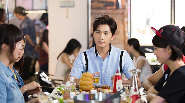 Chuyển thể từ tiểu thuyết ngôn tình ăn khách của Minh Hiểu Khê, dàn diễn viên chính trong Thiếu nữ Toàn Phong hầu hết đều là những gương mặt trẻ nhưng vẫn thu hút sự quan tâm của khán giả. 