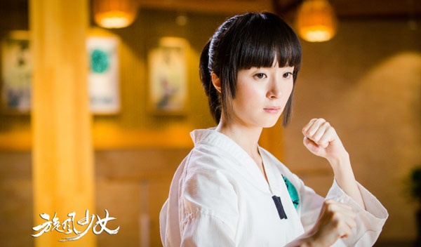 Đóng cặp với Dương Dương trong Thiếu nữ Toàn Phong là Hồ Băng Khanh (vai Bách Thảo) - một gương mặt rất mới, sinh năm 1992, đang được Công ty điện ảnh Đường Nhân lăng xê.