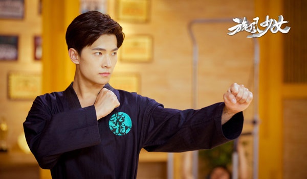 Ngoài ra, kinh nghiệm từ vai Vô Tình lúc đóng phim võ hiệp Thiếu niên Tứ đại danh bổ cũng ít nhiều cho anh thích ứng nhanh với tiết tấu hành động.