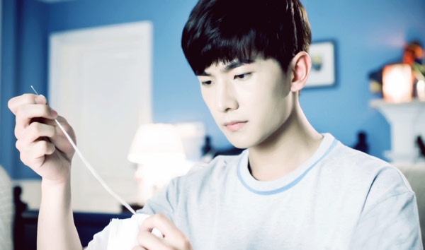 Sau khi chương trình truyền hình thực tế Hoa tỷ đệ 2015 phát sóng, tên tuổi của Dương Dương được nhiều người biết đến hơn. Trái ngược với tính cách mạnh mẽ của Tỉnh Bách Nhiên, Dương Dương chinh phục các chị tham gia trong chương trình cũng như fan nữ bằng vẻ công tử, nhẹ nhàng.