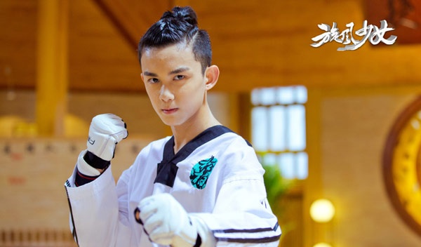 Hồ Diệc Phong là vai người lớn đầu tiên của diễn viên nhí Ngô Lỗi - Dương Quá lúc nhỏ trong phiên bản Thần điêu đại hiệp 2014. Cuối năm này mới bước sang tuổi 16, nhưng Ngô Lỗi hứa hẹn sẽ khiến fan nữ mê mệt vì gương mặt đẹp trai, mạnh mẽ.