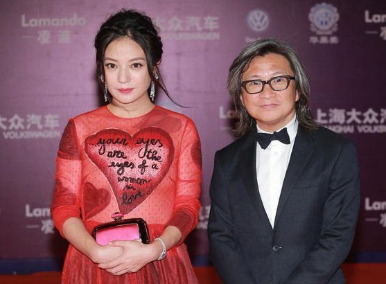 Trieu Vy dien vay in hinh trai tim di nhan giai hinh anh