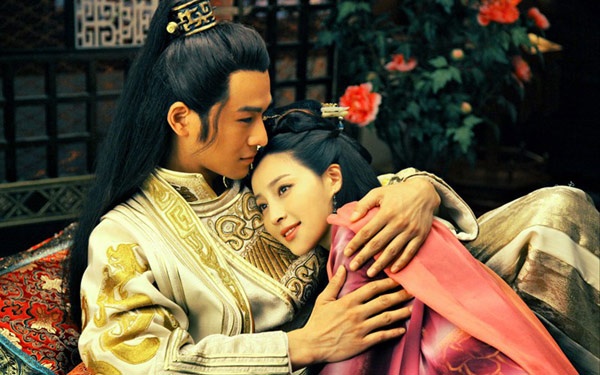 Chuyển thể theo tác phẩm cùng tên của tác giả Đường Thất Công Tử, series Hoa tư dẫn đang thu hút sự quan tâm của khán giả trẻ bởi những câu chuyện tình lãng mạn, huyền hoặc. Trong đó, phần thứ tư mang tên Nhất thế an với 2 diễn viên chính Can Đình Đình và Kiều Chấn Vũ tạo ấn tượng mạnh.