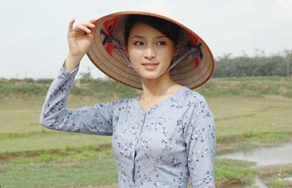 Tốt nghiệp Học viện hí kịch Trung ương Trung Quốc, Can Đình Đình được khán giả Việt Nam biết đến khi tham gia bộ phim điện ảnh hợp tác Hà Nội, Hà Nội (2005) và đoạt giải Nữ diễn viên chính xuất sắc nhất Cánh diều Vàng 2007.