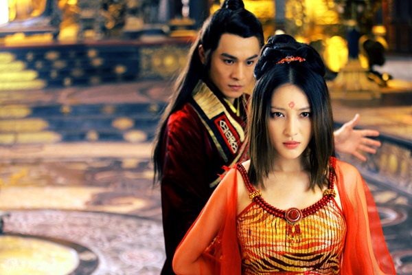 Thế nhưng, trước sức ép của vua cha, chàng thái tử phải lựa chọn giang sơn, kết hôn cùng con gái của một đại tướng quân, bỏ lại mỹ nhân với trái tim tan nát, tuyệt vọng. Một năm sau, số phận đẩy đưa, Mộ Dung An lại cứu Tô Hoành một lần nữa. Vì nàng dùng Cổ bí thuật nên chết mất xác, để lại bộ váy áo màu đỏ.