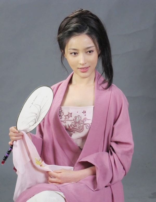 Tuy nhiên, mãi đến năm 2011, tên tuổi của Can Đình Đình mới có cơ hội tỏa sáng tại quê nhà khi được giao tái hiện hình ảnh “Đệ nhất dâm phụ” Phan Kim Liên trong bản dựng Thủy hử mới. Mỹ nhân sinh năm 1986 liên tiếp chứng tỏ khả năng của mình qua các phim sau đó, đóng cặp với nhiều tài tử nổi tiếng như Trịnh Gia Dĩnh trong Thâm cung điệp ảnh, Ngô Kỳ Long trong Tiến vào vùng có tiếng súng…