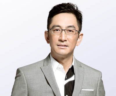 Ngo Khai Hoa dung dung khi dong cap voi nguoi dep 9X hinh anh
