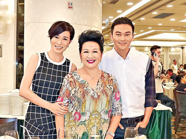 Xa Thi Mạn cùng Tiết Gia Yến và Trương Trí Lâm trong tiệc đóng máy bản dựng điện ảnh Đường về hạnh phúc.