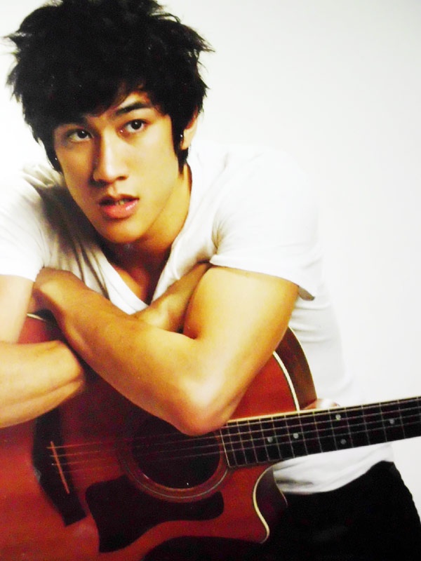 Lý Trị Đình là chàng trai may mắn. Ngay năm đầu tiên chính thức bước chân vào giới nghệ, anh đã chứng tỏ được tài năng của mình khi giành danh hiệu Giọng ca mới tại giải thưởng Music World HK và Manhattan 2009.