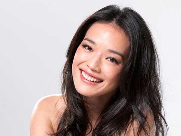 Từ người mẫu khỏa thân đến diễn viên phim cấp ba, cứ ngỡ Thư Kỳ sẽ mãi mãi không thể “tẩy rửa” hình ảnh gợi dục. May mắn, đạo diễn Nhĩ Đông Thăng đã giúp cô rẽ sang một trang mới của sự nghiệp khi tham gia bộ phim Sắc tình nam nữ (1996), đoạt 2 giải Kim Tượng (Hong Kong) - Nữ diễn viên phụ xuất sắc và Gương mặt triển vọng.