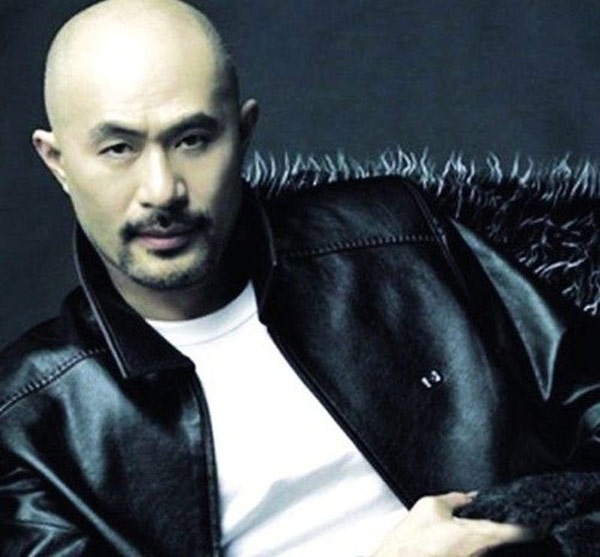 Từ Cẩm Giang, bạn diễn nam đóng chung với Thư Kỳ khá nhiều phim cũng may mắn tìm thấy cơ hội thay đổi hình tượng qua bộ phim Thủy hử truyện - Anh hùng bản sắc (1993). Nhân vật Lỗ Trí Thâm do anh đảm nhận đã mang về đề cử danh hiệu Nam diễn viên phụ xuất sắc tại giải Kim Tượng.