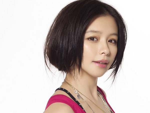 Mỹ nhân xứ Đài Từ Nhược Tuyên đã phải trút bỏ váy áo trong những bộ ảnh thực hiện chỉ dành riêng cho người lớn mới tạo được tên tuổi. Tuy nhiên, cô đã kịp thời xóa bỏ hình ảnh của một diễn viên sexy, trở nên ngoan hiền, trong sáng với vai diễn trong bộ phim Nhân ngư đóa đóa (2006), được giới học sinh, sinh viên Đài Loan yêu thích.