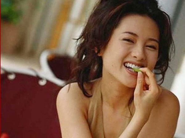 “Nữ hoàng phim cấp ba” Lý Lệ Trân từng khiến khán giả và dư luận báo chí xứ cảng thơm ngỡ ngàng khi trở thành cô gái đi tìm lại trí nhớ trong bộ phim Thiên ngôn vạn ngữ (1999) do nữ đạo diễn Hứa An Hoa thực hiện. Cô đã lột xác ngoạn mục khi vai diễn này đã giành về danh hiệu Ảnh hậu Kim Mã - Nữ diễn viên chính xuất sắc.