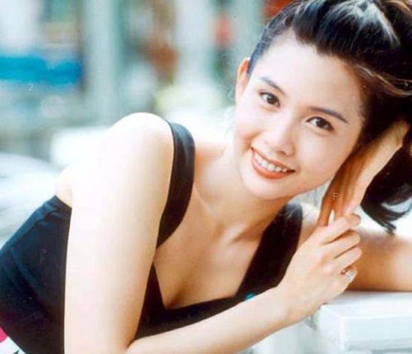 Bản thân không chọn con đường sexy nhưng vì muốn nổi tiếng, Khưu Thục Trinh đã nghe lời ngon ngọt của đạo diễn Vương Tinh, bước vào trường quay sặc mùi tình dục, đóng liền mấy phim. Tuy hầu hết những tác phẩm gắn mác cấp ba của Khưu Thục Trinh đều ăn khách, song cô kịp thời dừng lại, lấy lại hình ảnh đẹp qua các phim Món quà bất đạo đức (1996), Càng vui càng trụy lạc (1997), 3 lần liên tiếp được đề cử giải Kim Tượng Nữ diễn viên chính xuất sắc.